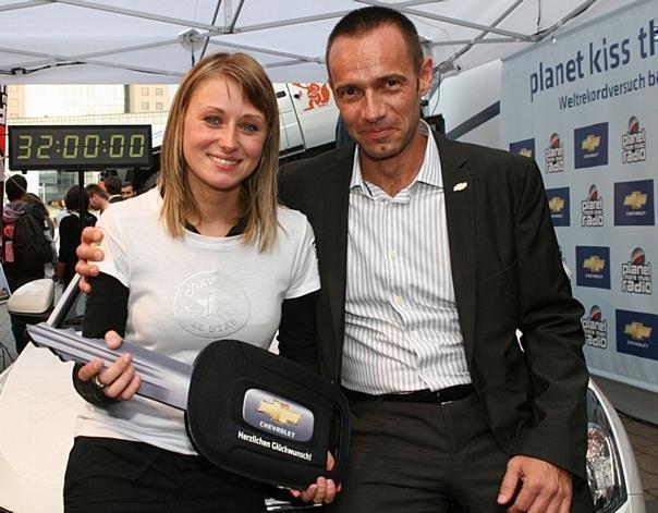 Cruze Gewinnerin und Weltrekordinhaberin, Kamilla Kolodziej mit Jürgen Keller, Geschäftsführer. Foto: Chevrolet Deutschland GmbH